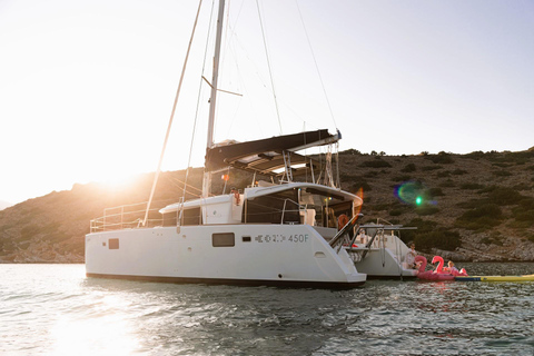 Agios Nikolaos : Croisière dans l&#039;après-midi à Mirabello avec dînerCroisière en catamaran sans transfert