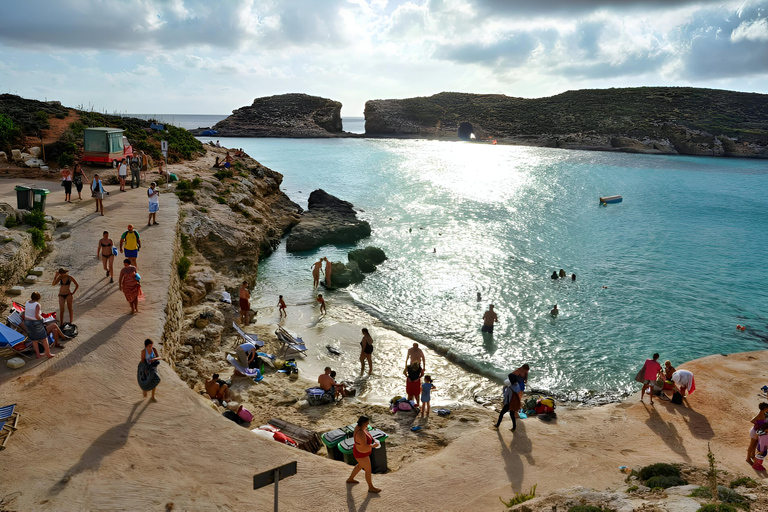 傍晚双体船渡轮巡游至蓝泻湖傍晚双体船巡游蓝泻湖