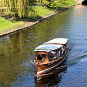 Riga: Historische Kanal-Bootstour mit Getränk & Audioguide