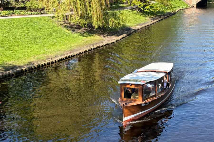 Riga: Historische Kanal-Bootstour mit Getränk & Audioguide. Foto: GetYourGuide Riga: Historische Kanal-Bootstour mit Getränk & Audioguide. Foto: GetYourGuide