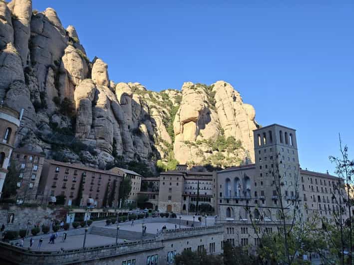 Barcelona: Tour Privado Montserrat y Poblet Monasterios