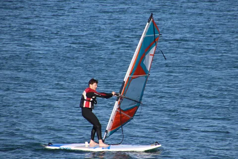 Windsurfing-Unterricht am Strand von Valencia