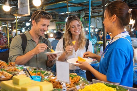 Chiang Mai: Evening Tuk-Tuk Food Tour with Tea Tasting