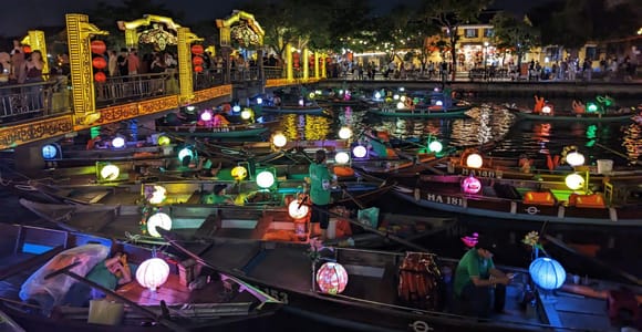 Hoi An : Bamboo Basket Boat Ride & Lantern Boat Trip .