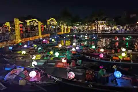 Hoi An : Bamboo Basket Boat Ride & Lantern Boat Trip .