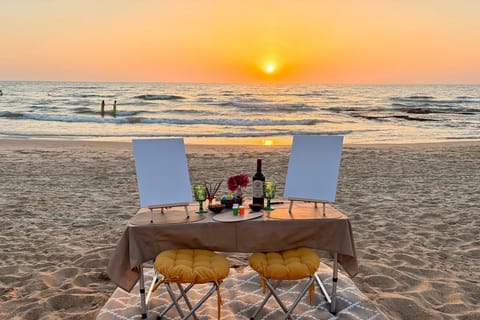 Tel Aviv: Sunset, Art & Local Wine on the Beach