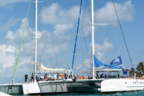 Isla Mujeres : Croisière en catamaran avec plongée en apnée, déjeuner et boissonsCircuit au départ de Cancun