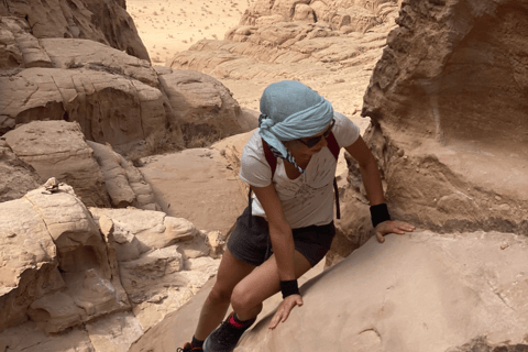 Wadi Rum: Caminhada e escalada na montanha Burdah + almoço tradicional