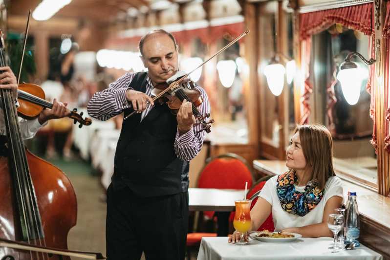 Budapest: Cena Crucero con Música en Directo y Espectáculo de Danzas Folclóricas