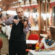 Budapest: Cena Crucero con Música en Directo y Espectáculo de Danzas Folclóricas