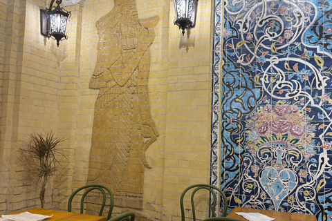 巴格达：在历史咖啡馆与当地人共饮茶、叙闲谈巴格达：在历史悠久的咖啡馆里与当地人喝茶聊天