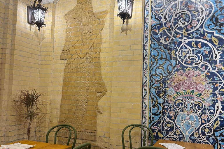 巴格达：在历史咖啡馆与当地人共饮茶、叙闲谈巴格达：在历史悠久的咖啡馆里与当地人喝茶聊天