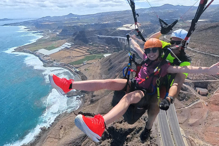 Gran Canaria: Paragliding Flight with Tapas & Pickup