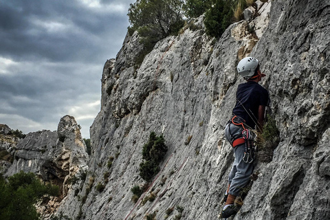 Sessão de descoberta de escalada nas Calanques, perto de MarselhaSessão de descoberta de escalada em Calanques, perto de Marselha