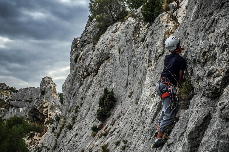 Séance de découverte de l'escalade dans les Calanques près de Marseille