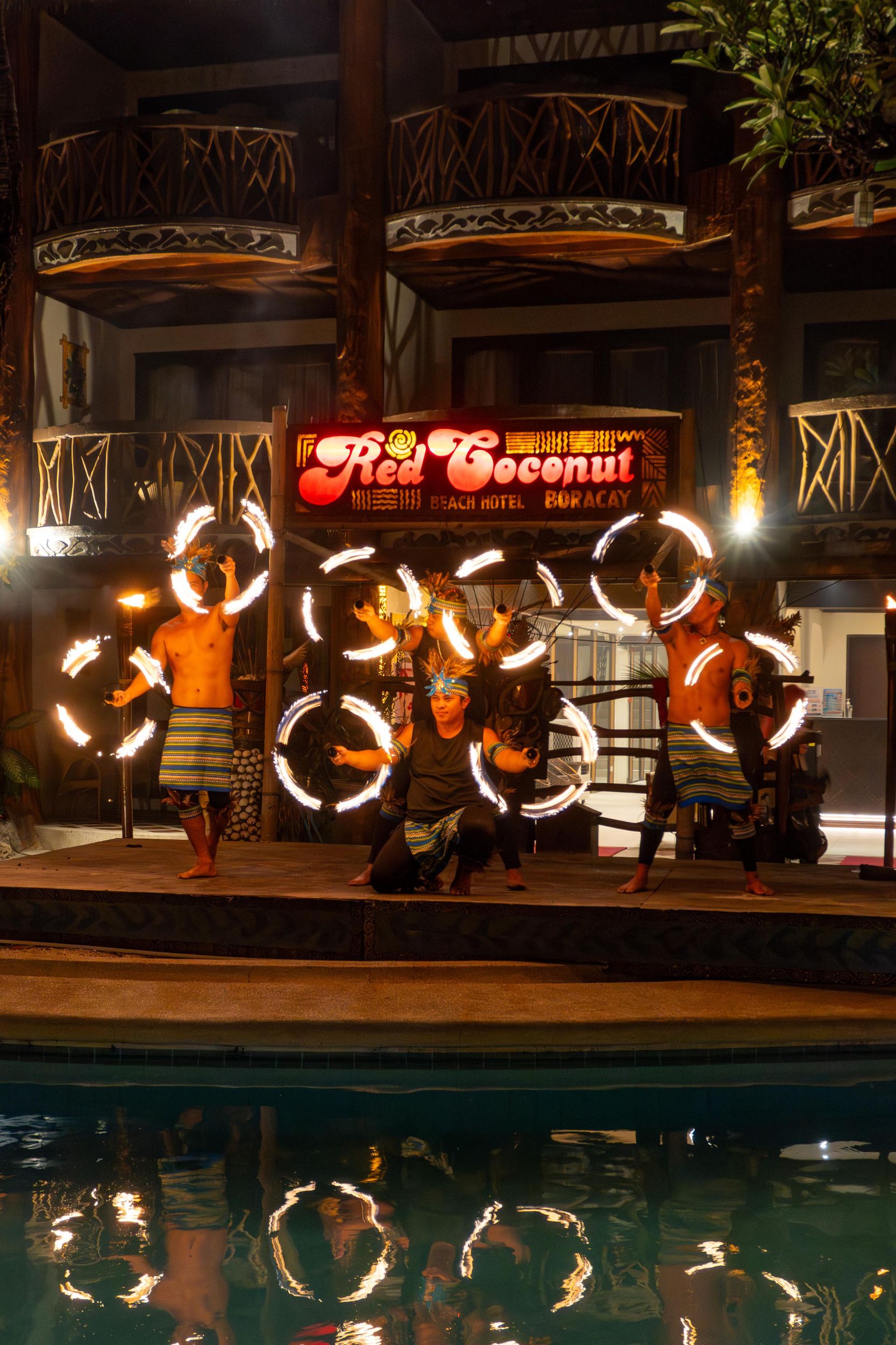 Borocay: Feuer-Tanz-Show im Red Coconut Beach Hotel