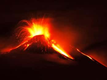 Tour a piedi dell'Etna, visita di un tunnel di lava, degustazione di arancini.