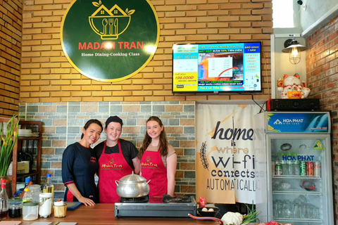 Hue: Aula de culinária com uma família localAula de culinária com visita ao mercado