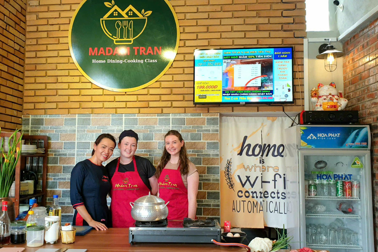 Hue: Aula de culinária com uma família localAula de culinária com visita ao mercado