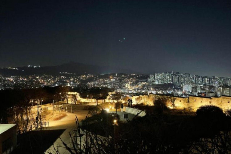 Seúl: Hanok, luces de la ciudad y palacio, tour de día y nochePunto de encuentro: Estación Hongik Univ. Salida n.º 8.