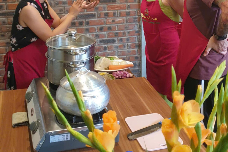 Hue: Aula de culinária com uma família localAula de culinária com visita ao mercado