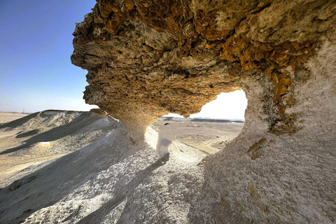 Doha: West of Qatar Tour mit Abholung und RückfahrtWest Of Qatar, Mushroom Rocks, Kamelrennen &amp; Richard Serra