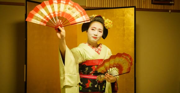 Kyoto: Meet the Geisha with Gion Historic Walking Tour