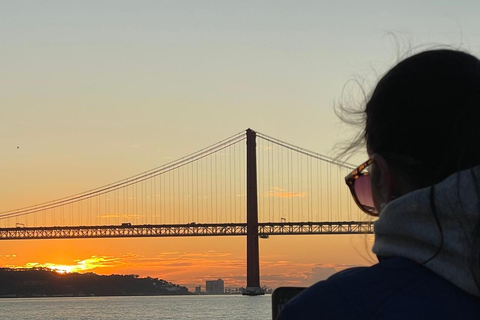 Lisboa:Sunset Sailing Tour at Tagus River with welcome drink