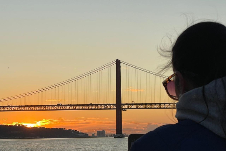 Lisboa:Sunset Sailing Tour at Tagus River with welcome drink