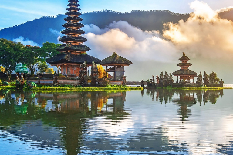 North Bali: Ulun Danu, Waterfalls, Swing and Monkey Forest Private Tour with Entry Ticket
