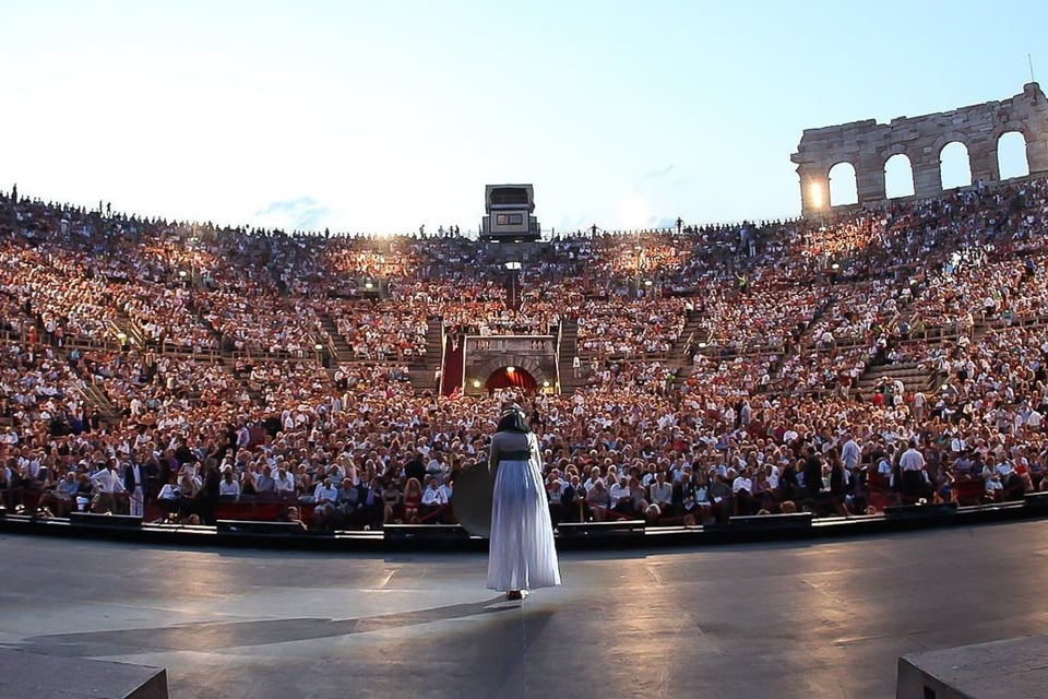 Vom Gardasee aus: Verona Arena Opera Ticket mit Transfer Vom Gardasee aus: ...
