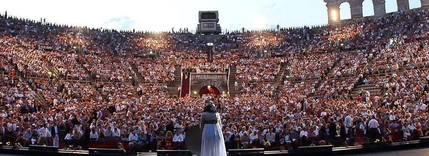 Depuis le lac de Garde : Billets d'opéra des arènes de Vérone avec transfert