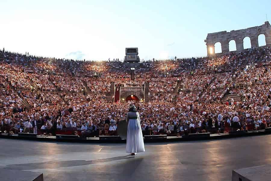 Vom Gardasee aus: Verona Arena Opera Ticket mit Transfer. Foto: GetYourGuide Vom Gardasee aus: Verona Arena Opera Ticket mit Transfer. Foto: GetYourGuide