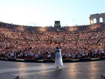 Vom Gardasee aus: Verona Arena Opera Ticket mit Transfer