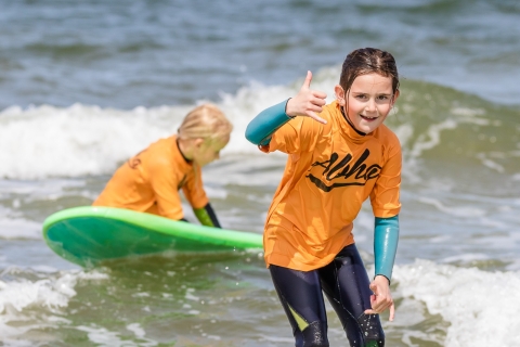 Playa de Scheveningen: Experiencia de surf de 1,5 horas para niñosPlaya de Scheveningen: Experiencia de surf en grupo de 1,5 horas para niños