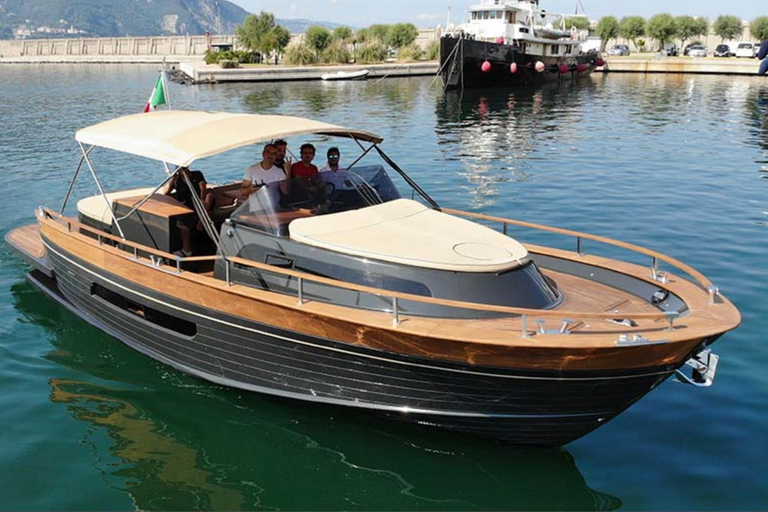 De la côte amalfitaine : Capri, excursion en bateau tout compris + visite de la villeAu départ d'Amalfi : excursion en bateau tout compris à Capri + visite de la ville