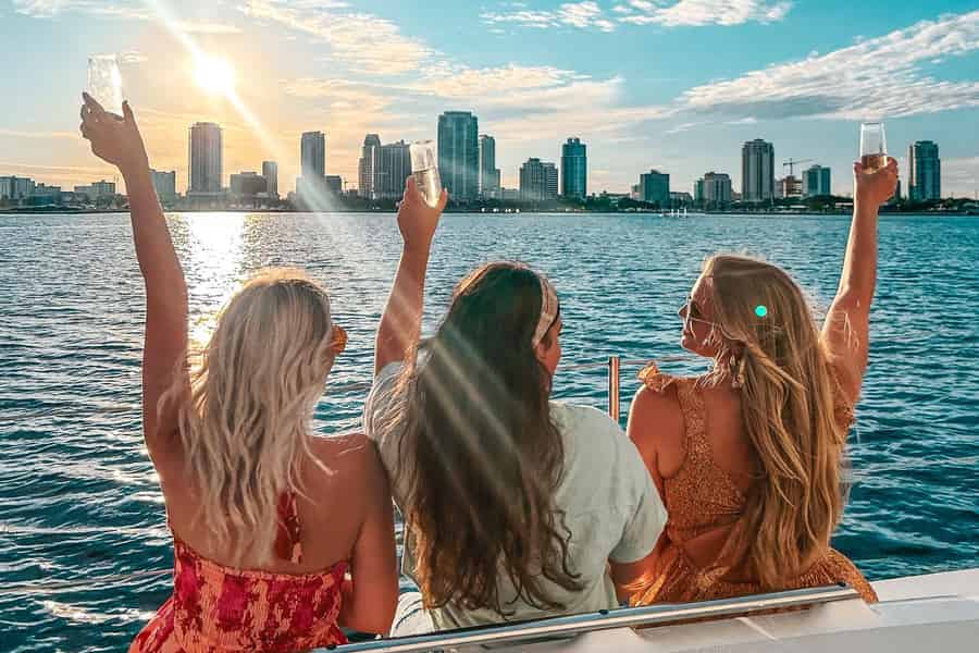 Luxussegeln bei Sonnenuntergang in der Tampa Bay. Foto: GetYourGuide