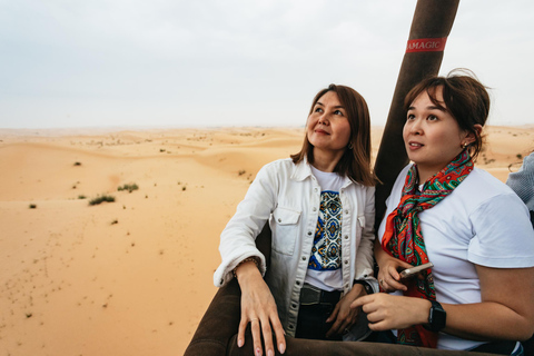 Dubai: Passeio de balão ao nascer do sol com passeio de camelo e café da manhã