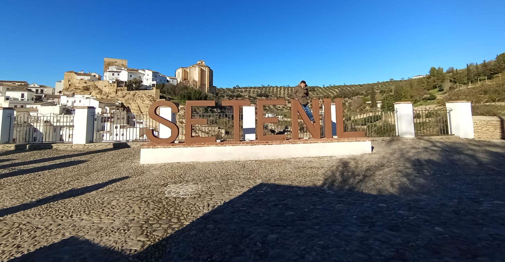 Da Ronda, Gita giornaliera a Setenil de las Bodegas - Hizvo