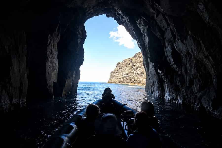 São Miguel: Bootstour – Vulkanische Wunder, Höhlen und Geschichte. Foto: GetYourGuide
