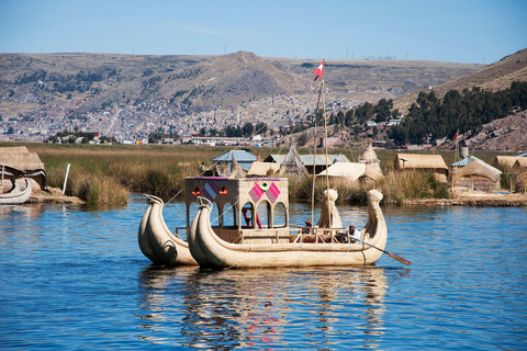 Aventura en el Lago Titicaca: Islas Flotantes y Taquile