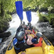 Omiš/Split: rafting en el río Cetina y salto desde un acantilado