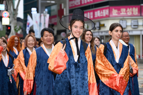 Seúl: excursión de un día al 62.º Festival Cultural de Suwon Hwaseong27 de septiembre | Excursión a la aldea tradicional y a Hwaseong, desde Myeongdong