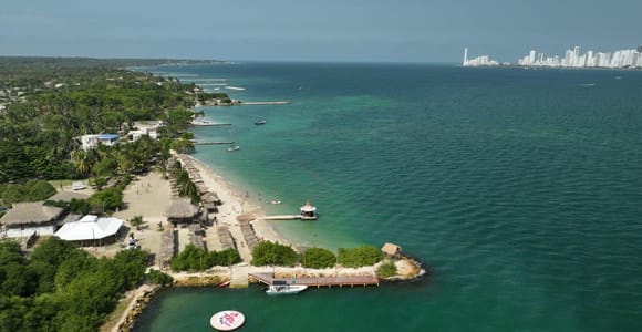 Isla Tierra Bomba beach club: Day Pass with typical food