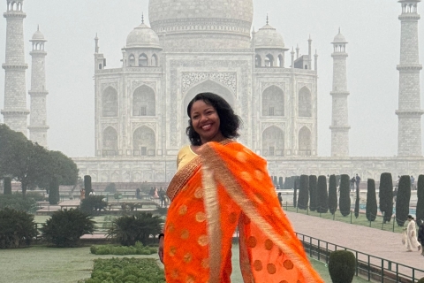 Rent a sari or kurta pajama for Taj Mahal visit & picture