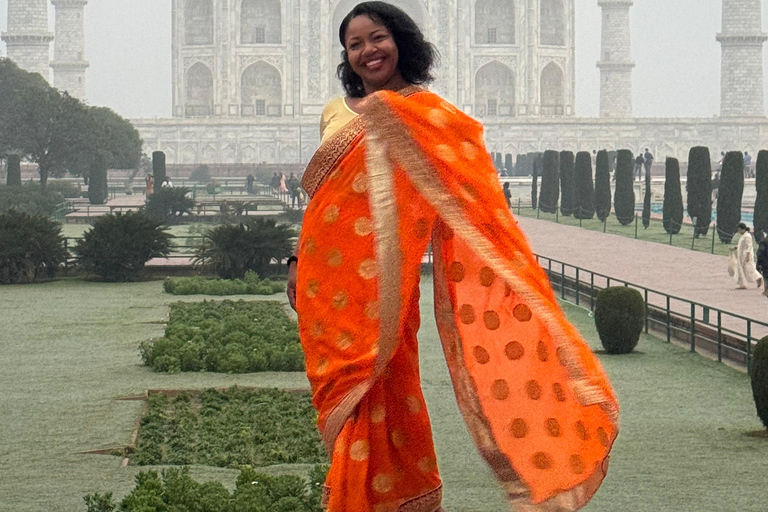 Miete einen Sari oder Kurta Pyjama für den Besuch des Taj Mahal und ein Foto