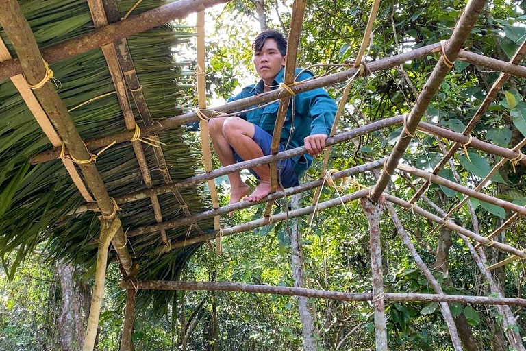 Corso di sopravvivenza nella foresta primaria vicino a Luang Prabang.