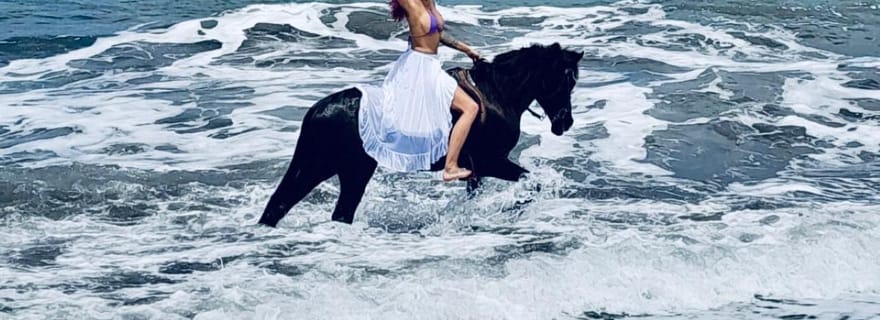 Bali : balade à cheval sur la plage de Saba et dans les temples locaux.