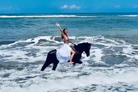 Bali: Passeio a cavalo pela praia de Saba e templos locais.