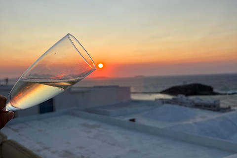Visite d&#039;un manoir du XVe siècle - Bouteille de vin et plateau au coucher du soleil !Visite d&#039;un manoir du XVe siècle - Bouteille de vin et plateau au coucher du soleil.
